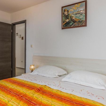 Lovely Apartment In Mali Losinj With Kitchen Kültér fotó