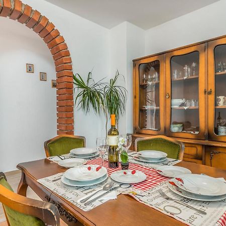 Lovely Apartment In Mali Losinj With Kitchen Kültér fotó