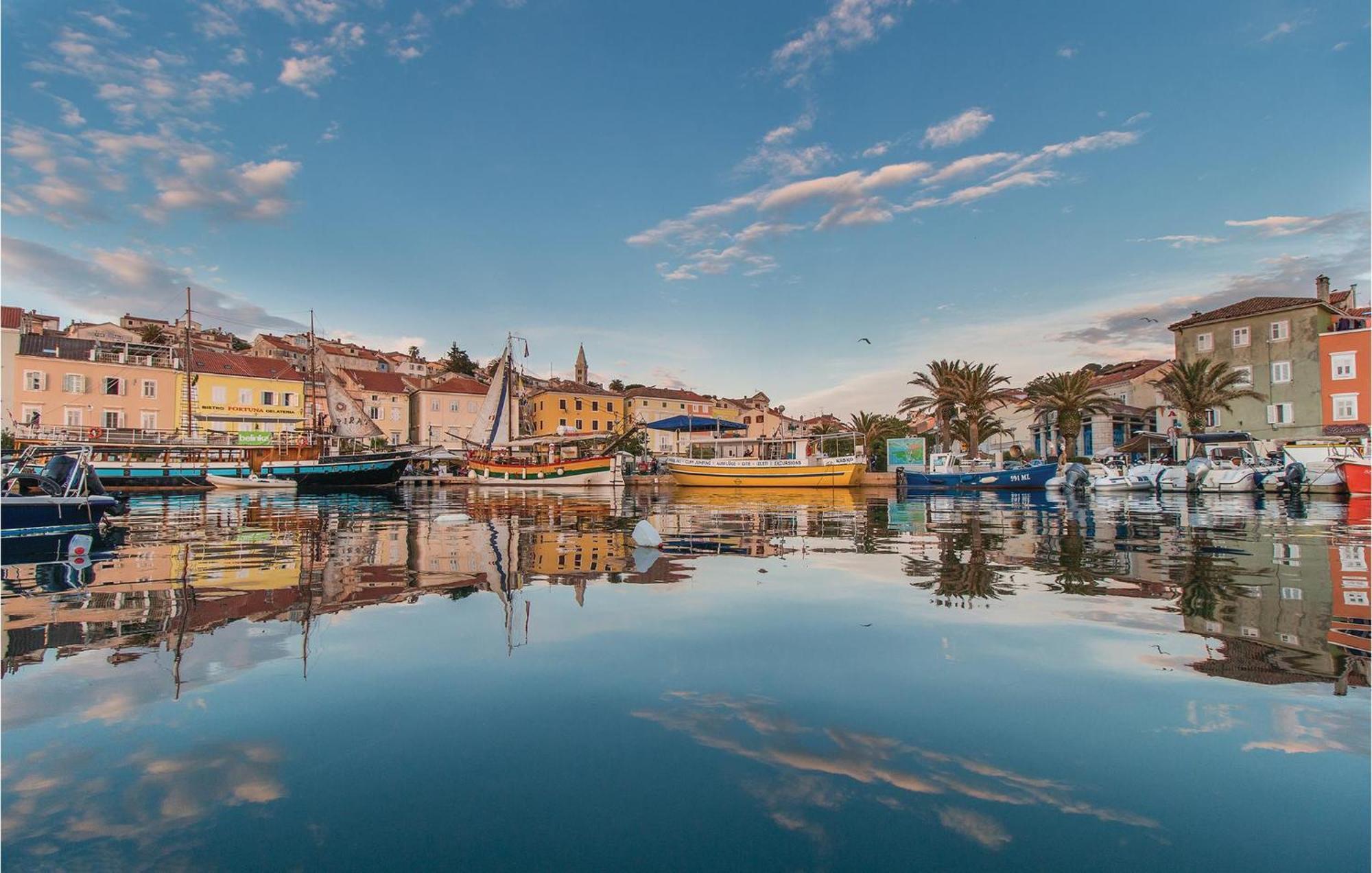 Lovely Apartment In Mali Losinj With Kitchen Kültér fotó